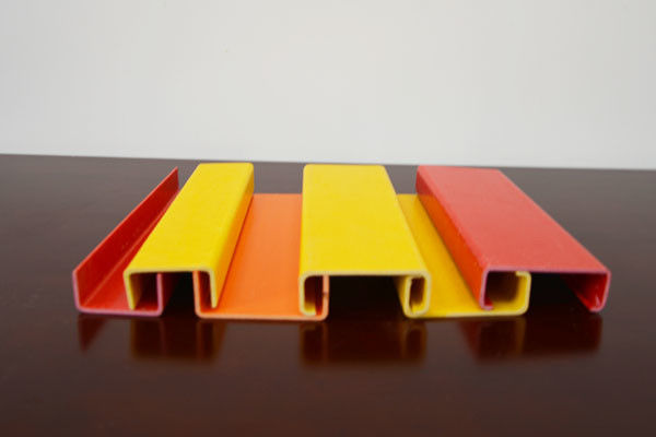 Perfis de FRP pultrudados personalizados de forma C Excelente resistência ao impacto, canais multicolor pultrudados de FRP C